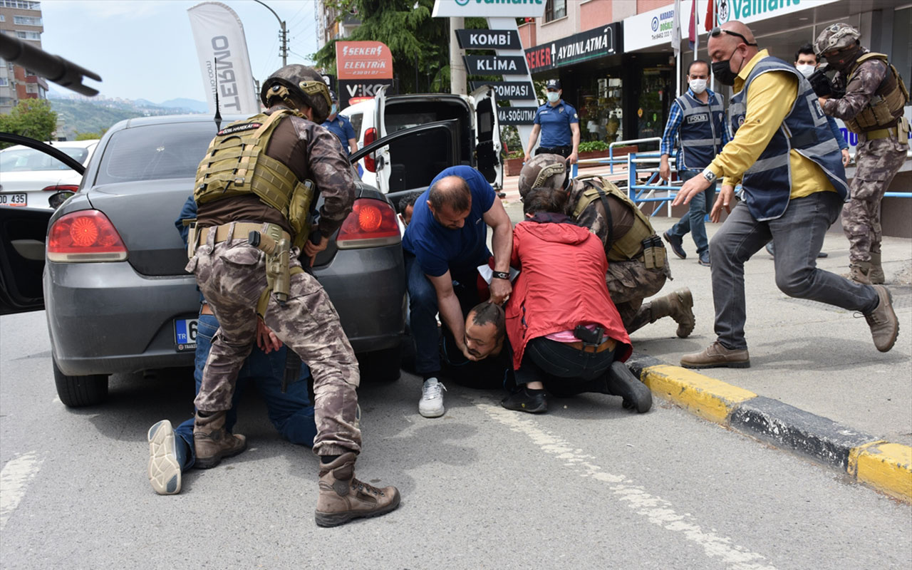 Görenler soygun var sandı! Trabzon'da polis ekiplerinin silahlı soygun tatbikatı gerçeği aratmadı