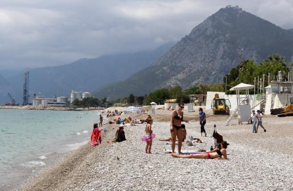 Tam kapanmanın son gününde Antalya'da turistler denizin keyfini çıkardılar