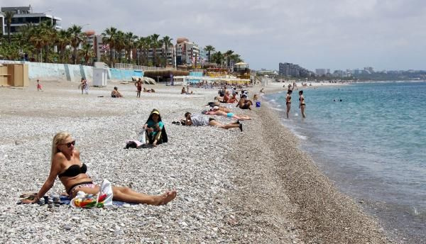 Tam kapanmanın son gününde Antalya'da turistler denizin keyfini çıkardılar