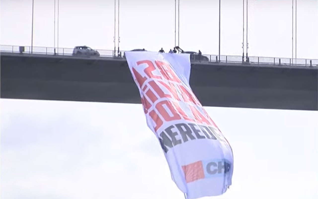 CHP milletvekillerinden 15 Temmuz Şehitler Köprüsü'nde korsan eylem! '128 milyar dolar nerede?'