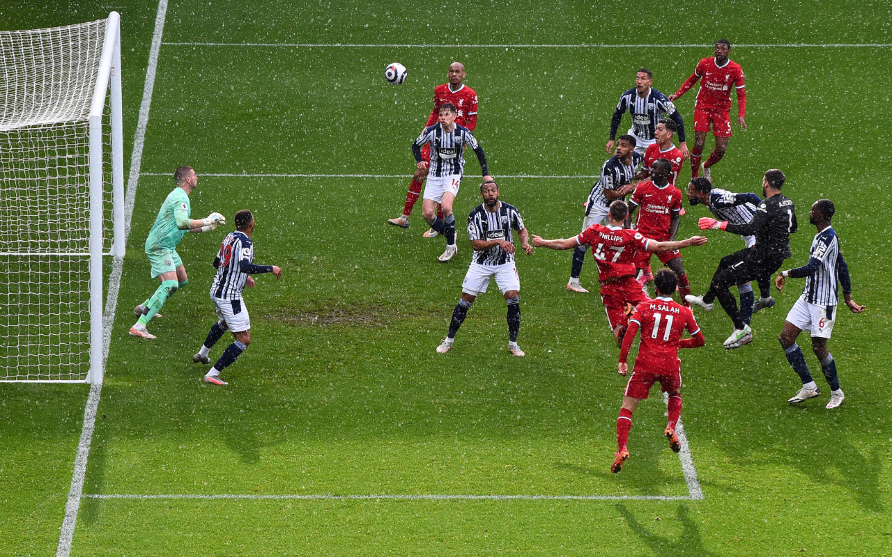 Premier Lig'de Liverpool kalecisi Alisson'un golüyle kazandı