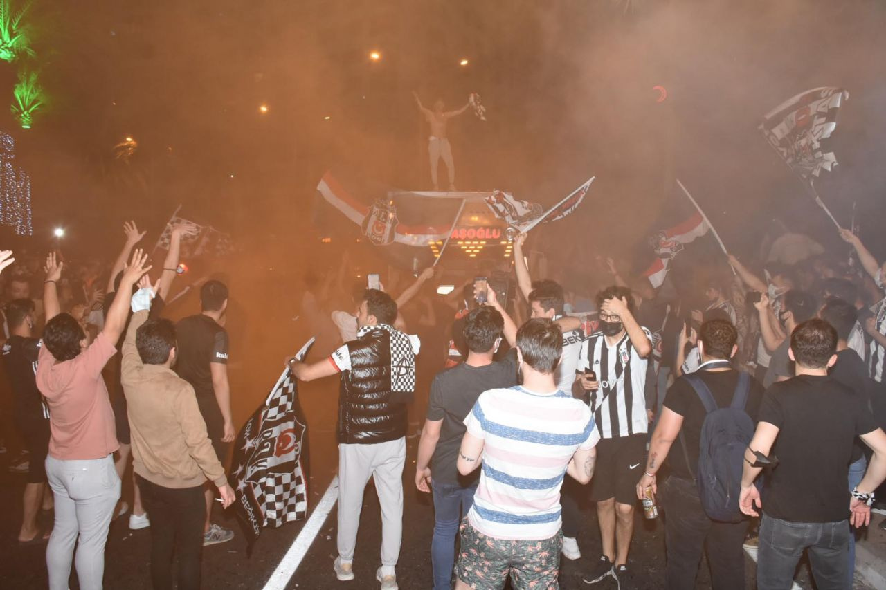 Şampiyonluk sevinci kısıtlama dinlemedi Beşiktaş taraftarları sokaklarda kutlama yaptı
