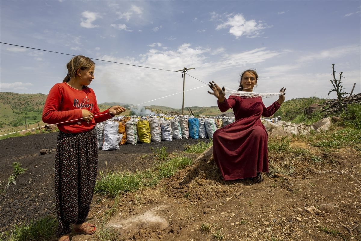 Diyarbakır'da ateş karşısında alın teri döken işçiler meşe odununu mangal kömürüne dönüştürüyor