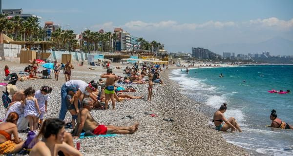 17 günün sonunda plajlara akın ettiler! Antalya Mersin'de salgın unutuldu