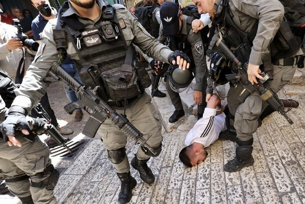 İsrail polisi Filistinlilere saldırdı! Tazyikli pis su sıkıldı