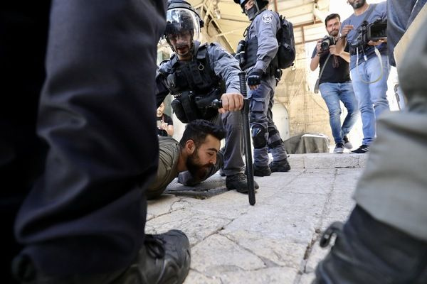 İsrail polisi Filistinlilere saldırdı! Tazyikli pis su sıkıldı