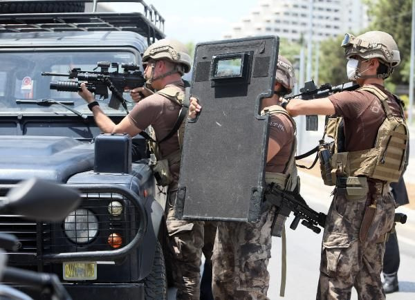 Antalya'da korku dolu saatler! Tahliye etmemek için silahlı eyleme başladı