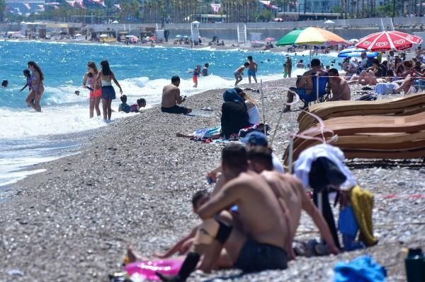 Vakalar azaldı sahiller doldu taştı! Antalya'da vatandaşlar plajlara akın etti