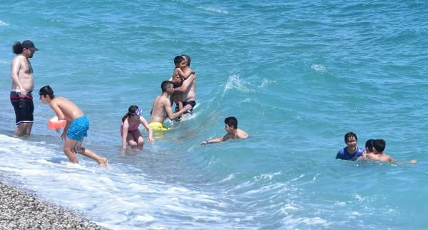 Vakalar azaldı sahiller doldu taştı! Antalya'da vatandaşlar plajlara akın etti