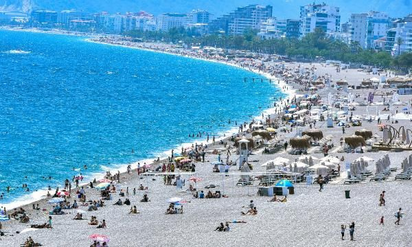 Vakalar azaldı sahiller doldu taştı! Antalya'da vatandaşlar plajlara akın etti