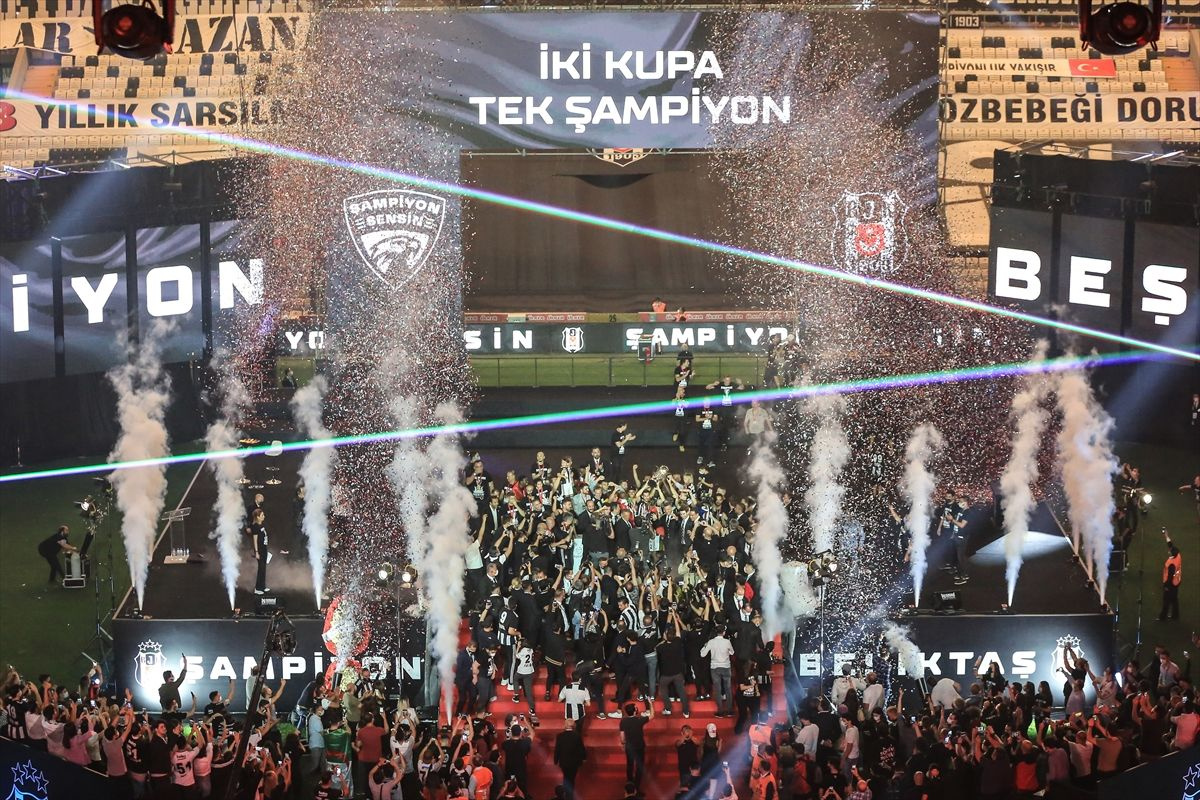 Beşiktaş şampiyonluk kupasını kaldırdı
