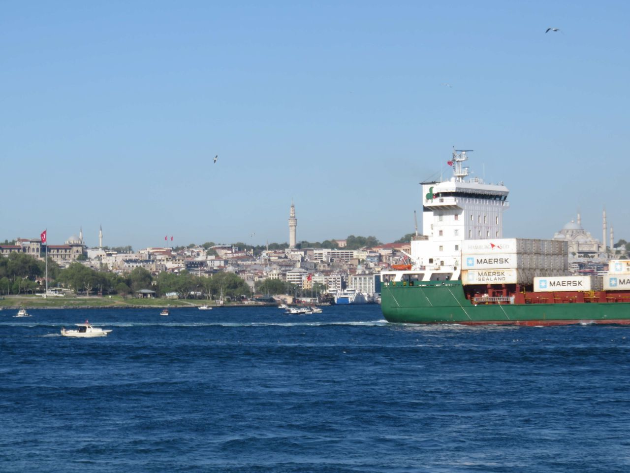 İstanbul Boğazı'nda dev gemilerle burun buruna tehlikeli balıkçılık