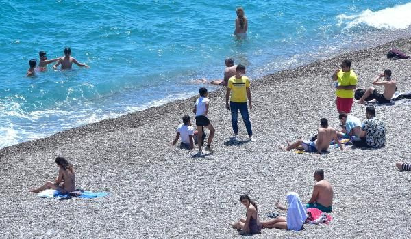 Vakalar azaldı sahiller doldu taştı! Antalya'da vatandaşlar plajlara akın etti