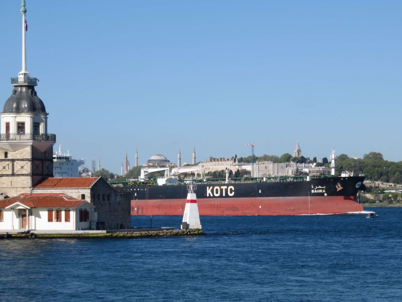 İstanbul Boğazı'nda dev gemilerle burun buruna tehlikeli balıkçılık