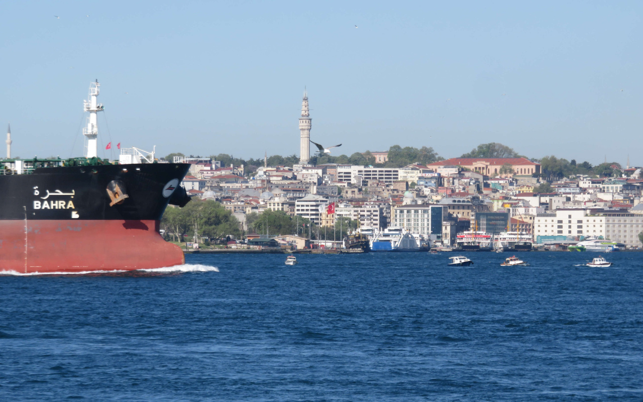 İstanbul Boğazı'nda dev gemilerle burun buruna tehlikeli balıkçılık