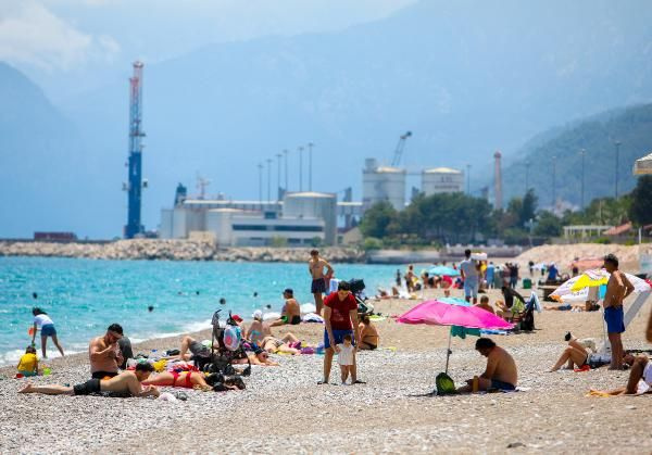 Antalya'da sıcak havayı gören plajlara akın etti! Denizin keyfini çıkardılar