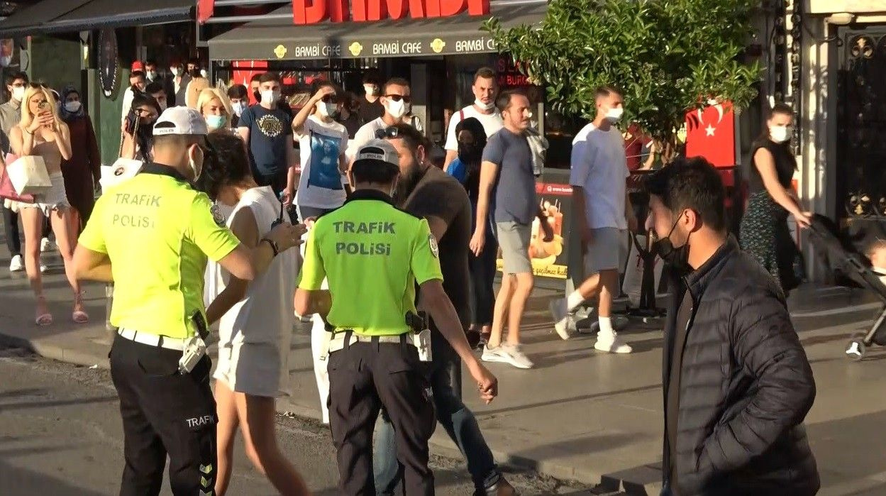 Çırılçıplak soyunan kadını gören şaşkına döndü! İstanbul Taksim'de koştu