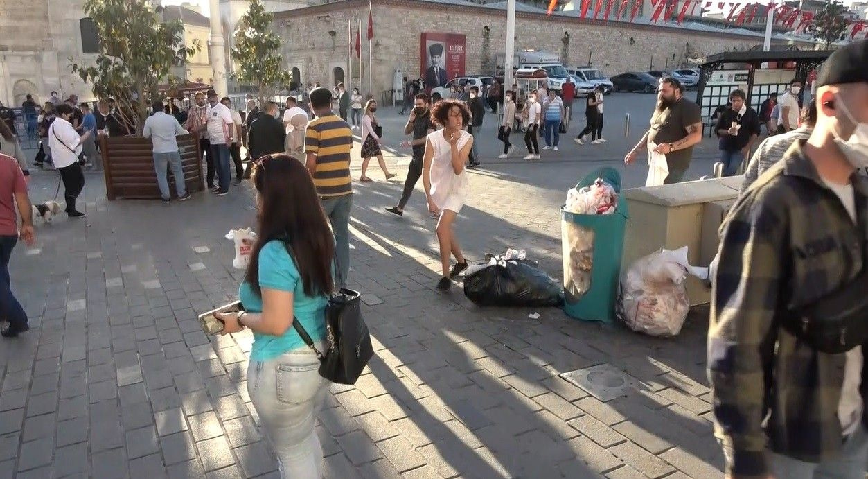Çırılçıplak soyunan kadını gören şaşkına döndü! İstanbul Taksim'de koştu