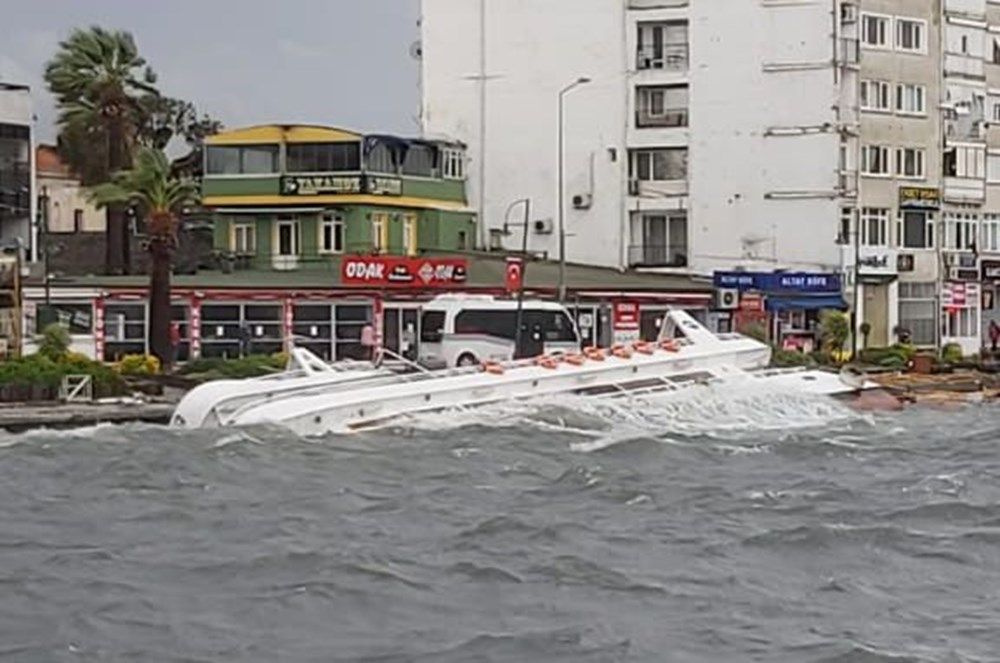 Balıkesir Ayvalık'ta şiddetli fırtına: 20 tekne battı 1 evin çatısı uçtu