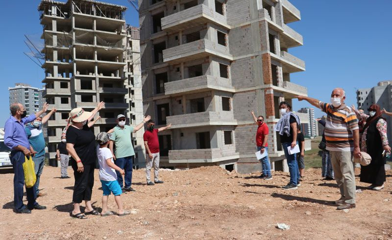 Adana'da yeni ev için eski evini satan kadın kapıcı dairesinde oturuyor