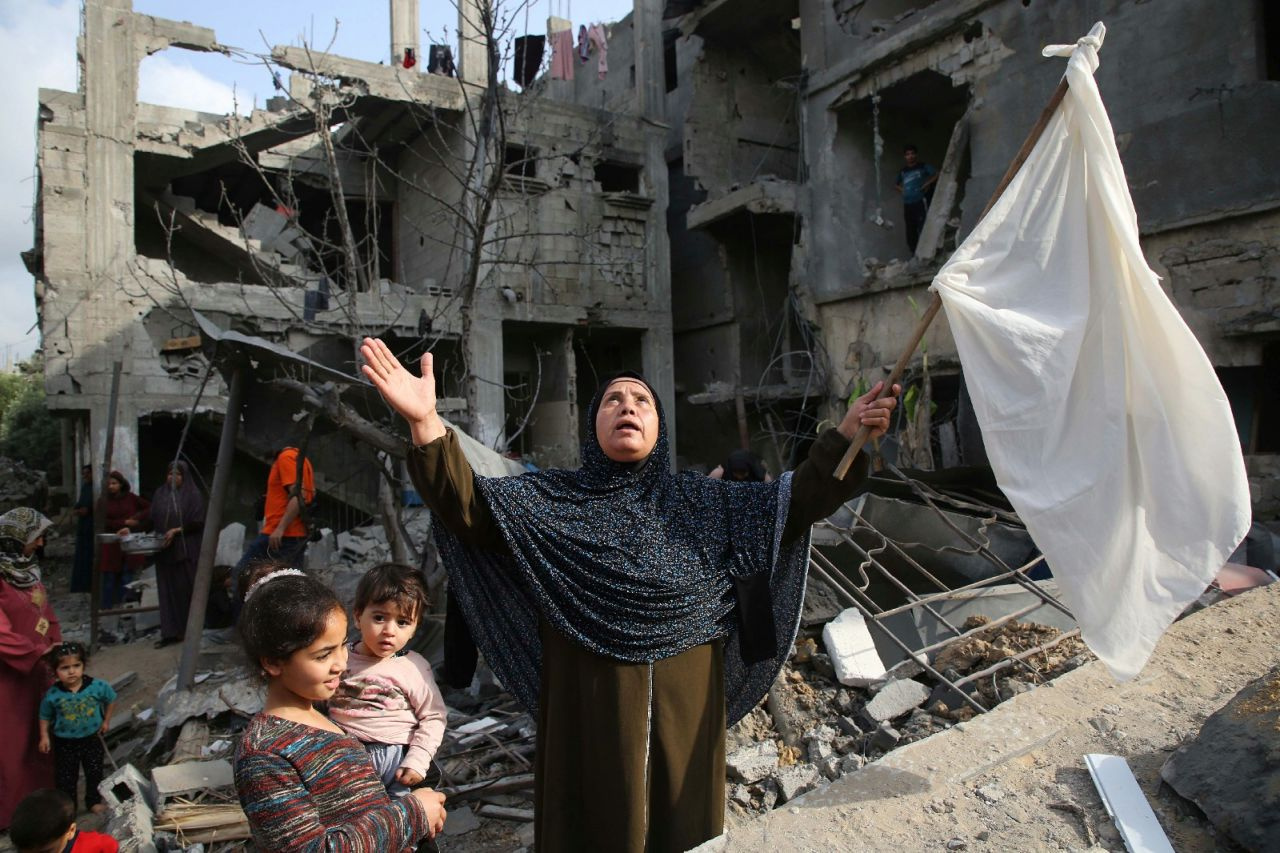 Gazze halkı ateşkesin ardından enkaza dönmüş evlerine geri döndü