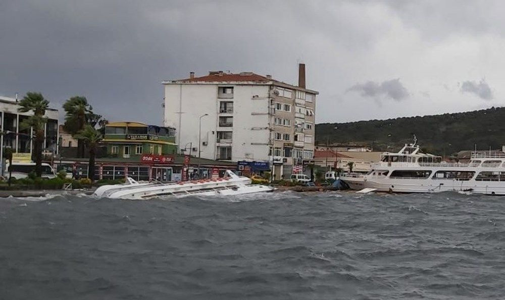 Balıkesir Ayvalık'ta şiddetli fırtına: 20 tekne battı 1 evin çatısı uçtu