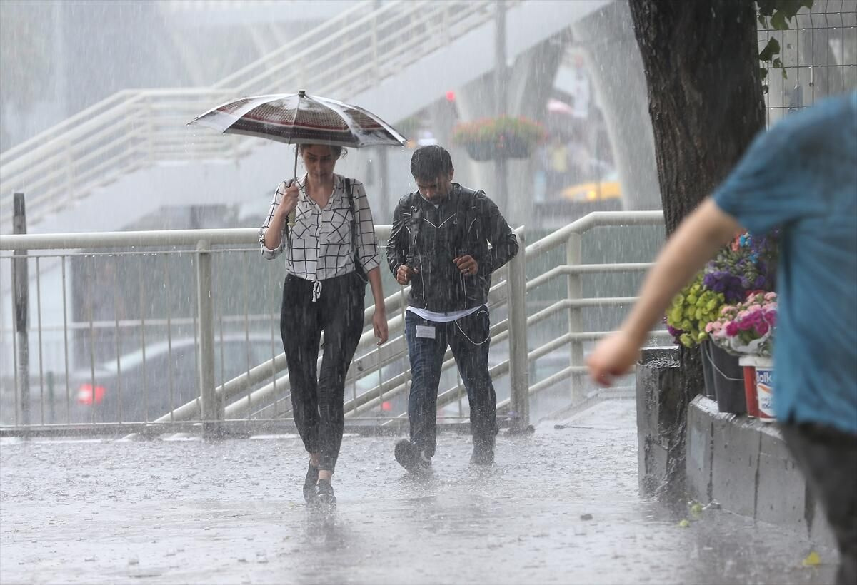 Meteoroloji İstanbul ve pek çok ile 'Kırmızı' alarm verdi! Gök gürültülü sağanak geliyor