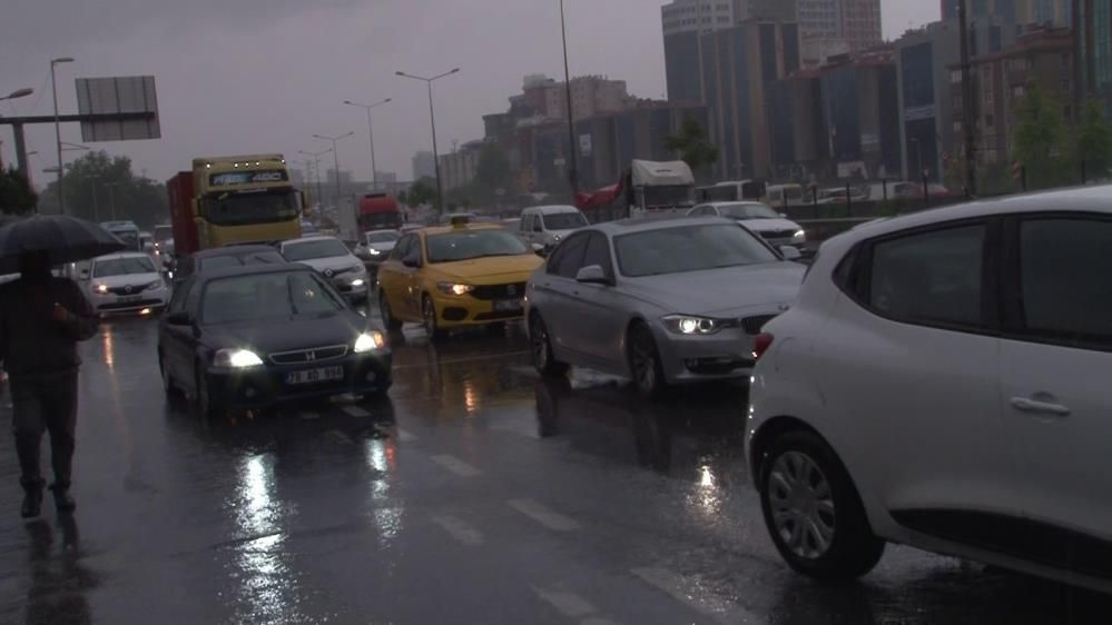 İstanbul'a karanlık çöktü! Şiddetli yağmur trafiği felç etti vatandaş kaçış başlattı
