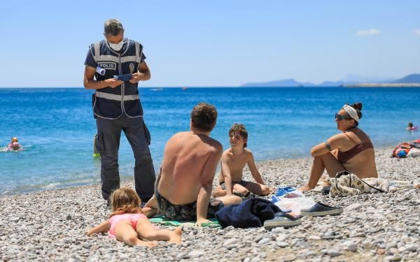 Polis Konyaaltı Sahili'nde yerleşik yabancı turist aradı! Hepsi tek tek kontrol edildi