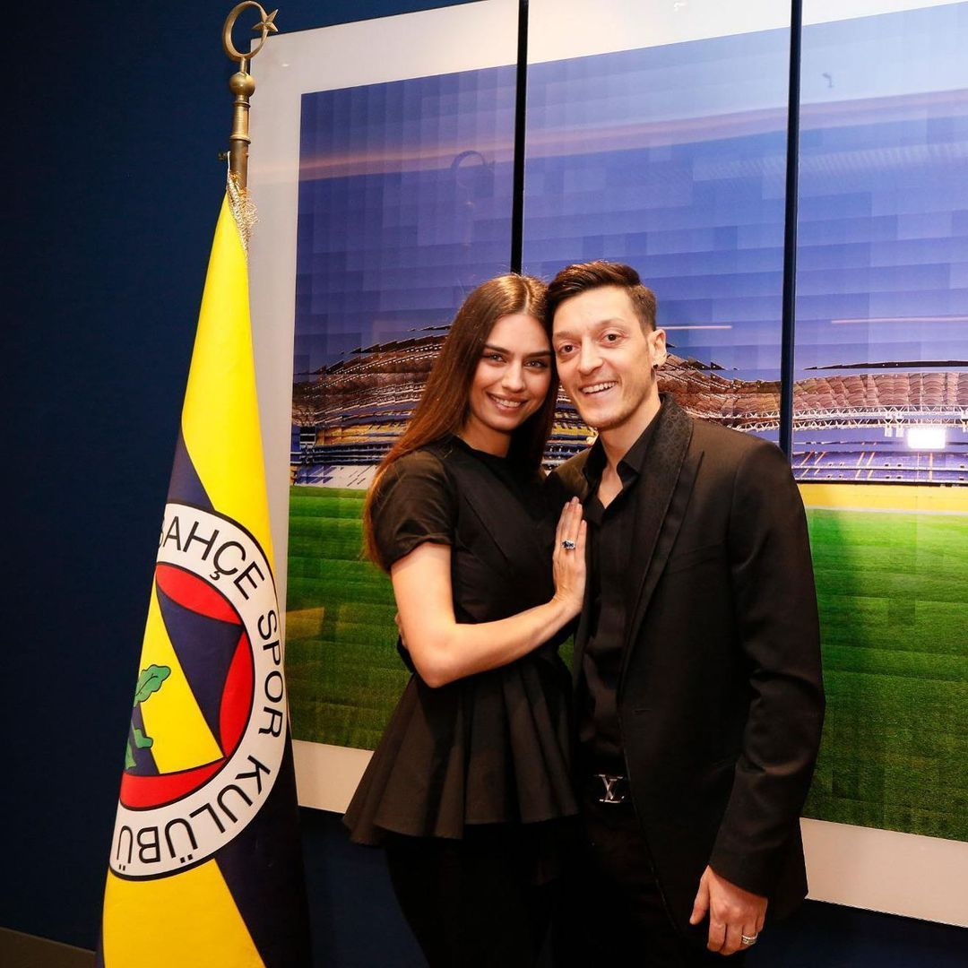 20 ev değerinde saatler! Mesut Özil ile Amine Gülşe'nin saatleri dudak uçuklattı