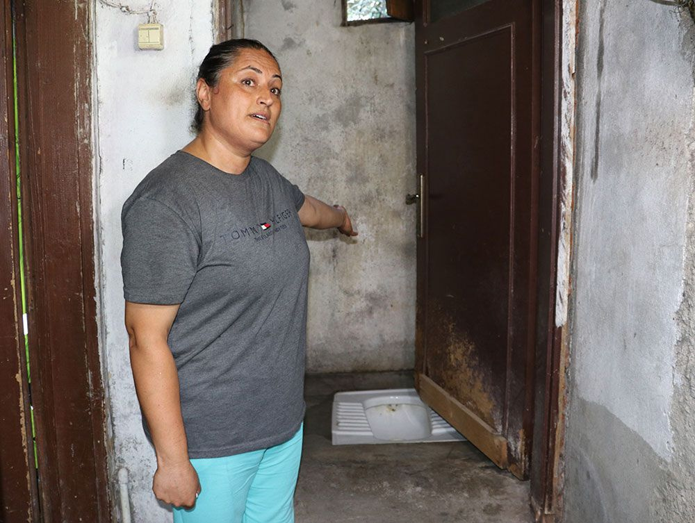 18 yaşındaki kız ailesinin fakirliğinden utanıp evi terketti! Anne ve baba ağlayarak yalvardı