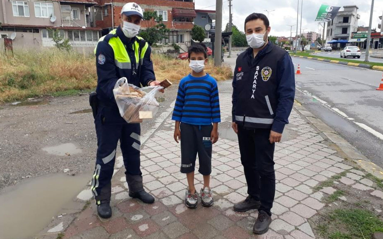 Sakarya'da yağmur sonrası serinleyen havayı görünce uygulama yapan polislere odun götürdü