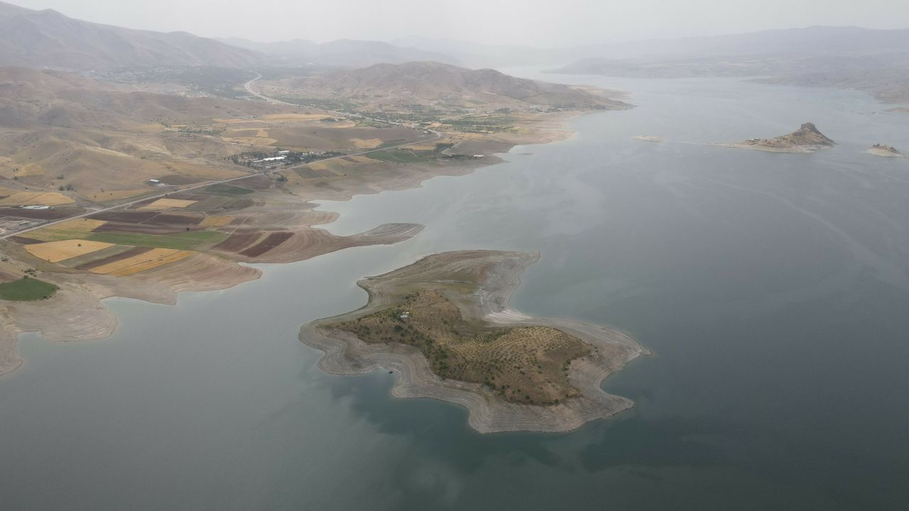 Keban Barajı'nda yaşıyor Robinson Ziya dede adasına kavuştu