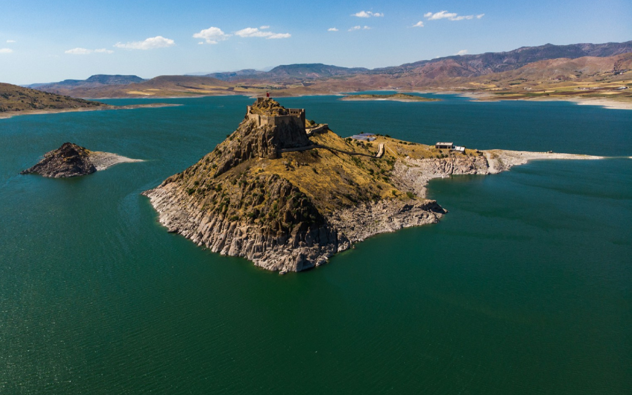 Tunceli'de bulunan 2 bin 800 yıllık tarihi Pertek Kalesi göz kamaştırıyor