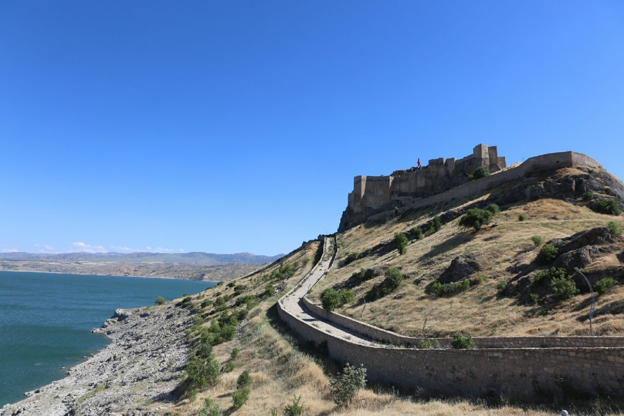 Tunceli'de bulunan 2 bin 800 yıllık tarihi Pertek Kalesi göz kamaştırıyor