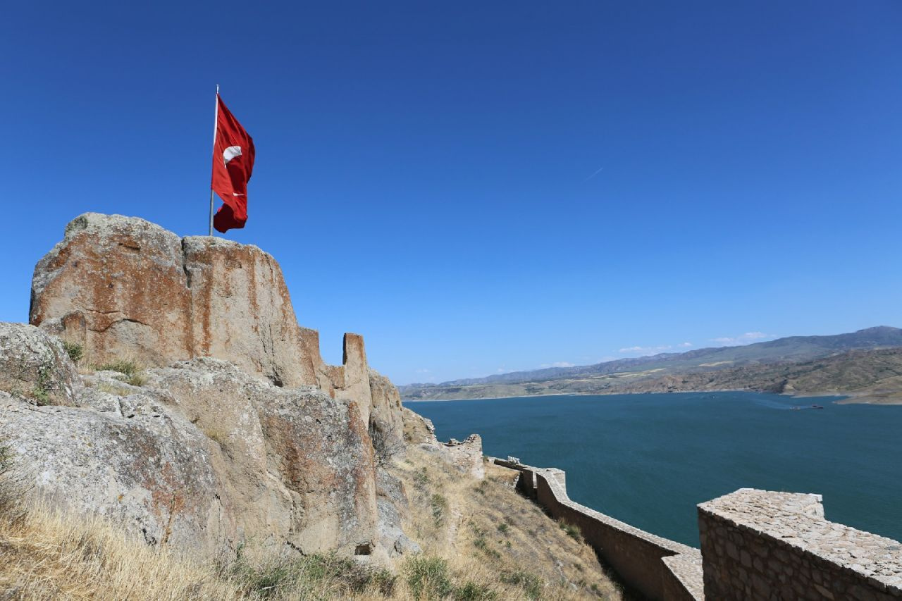 Tunceli'de bulunan 2 bin 800 yıllık tarihi Pertek Kalesi göz kamaştırıyor
