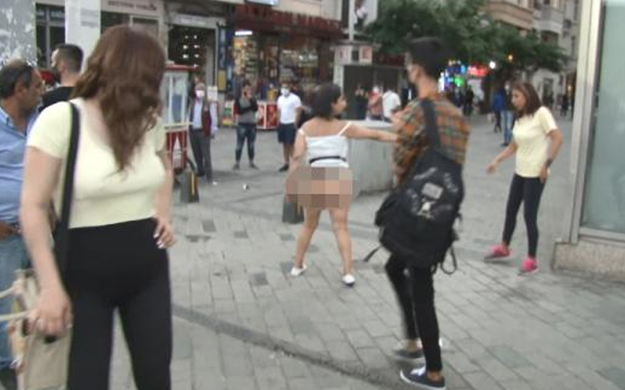 Taksim Meydanı'nda kavga eden Faslı 2 kadından biri, gözaltına alınmamak için soyundu