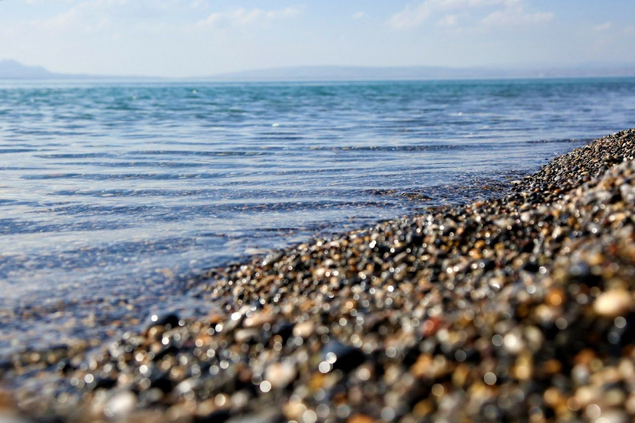 Van Gölü'nün mavi bayraklı plajı berraklığını koruyor