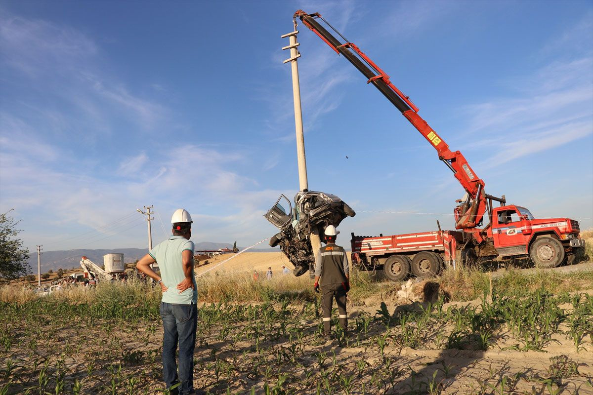 Denizli'de korkunç kaza! Elektrik direğine çarpan cipteki 2 kişi hayatını kaybetti