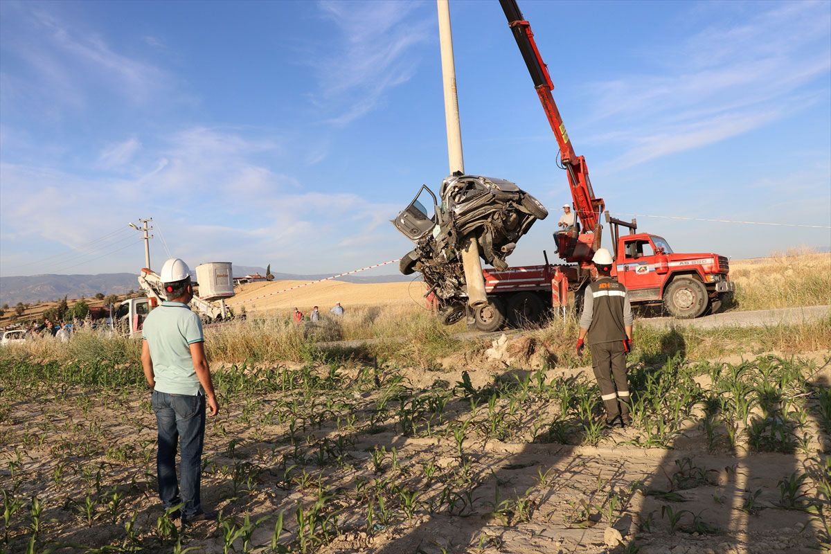 Denizli'de korkunç kaza! Elektrik direğine çarpan cipteki 2 kişi hayatını kaybetti