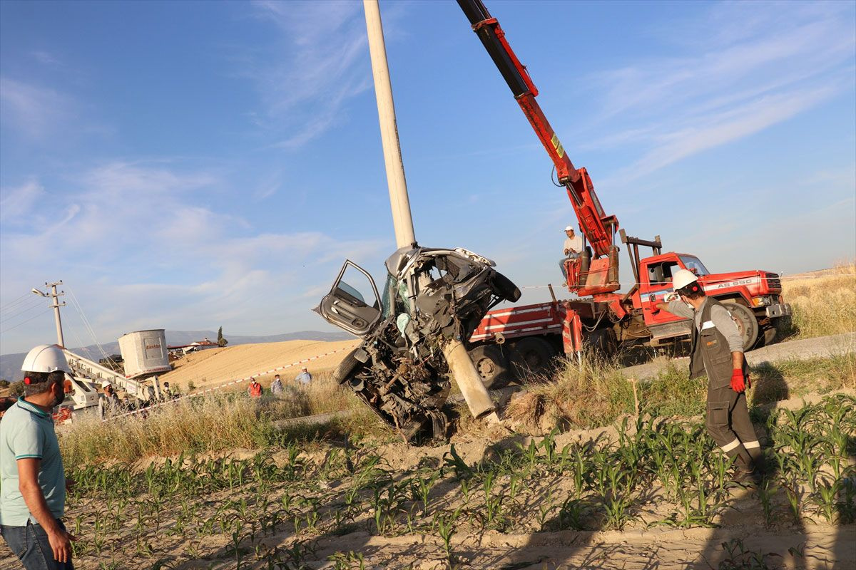 Denizli'de korkunç kaza! Elektrik direğine çarpan cipteki 2 kişi hayatını kaybetti