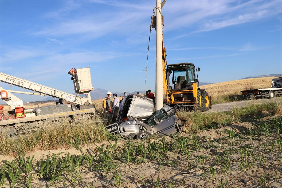 Denizli'de korkunç kaza! Elektrik direğine çarpan cipteki 2 kişi hayatını kaybetti