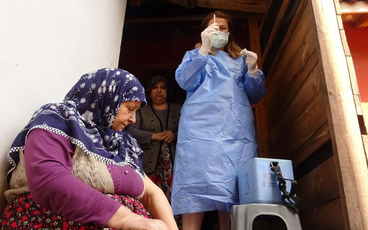 700 yıllık Osmanlı köyü Cumalıkızık'ta ekipler aşıdan korkan 76 yaşındaki kadını ikna etti