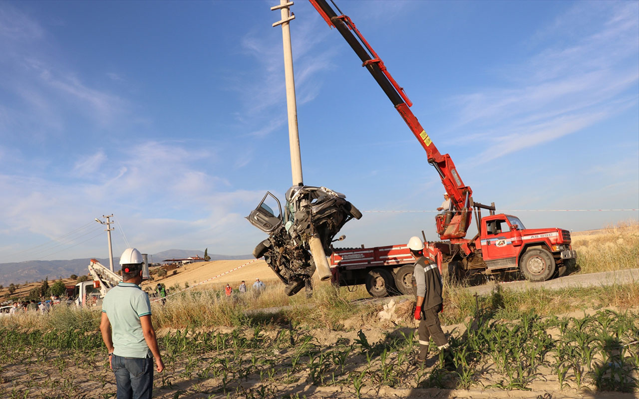 Denizli'de korkunç kaza! Elektrik direğine çarpan cipteki 2 kişi hayatını kaybetti