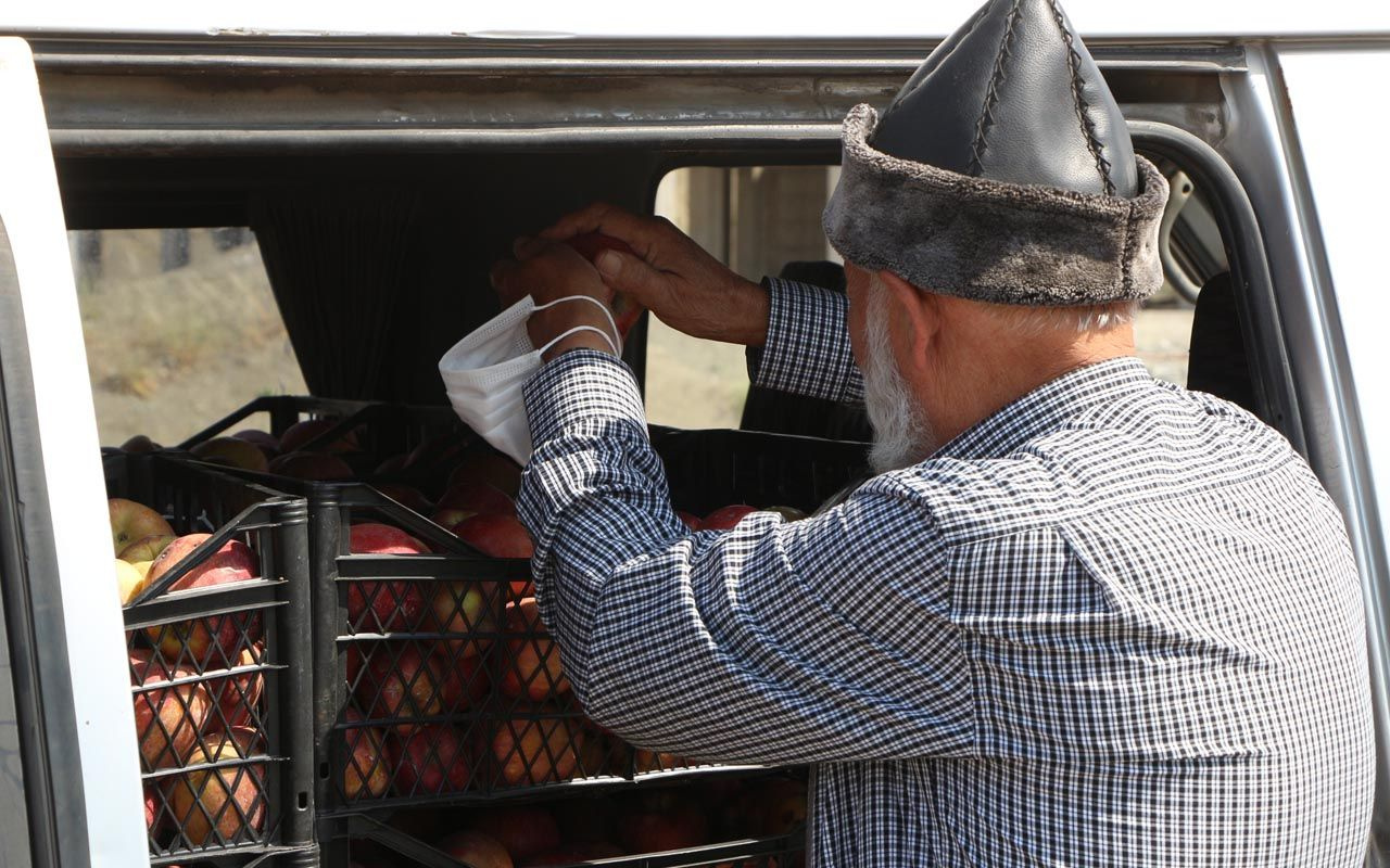 Denizli'den yola çıkan 'Elmacı Dede' Şırnak'ta Mehmetçiğe 1 tonluk elma ikram etti