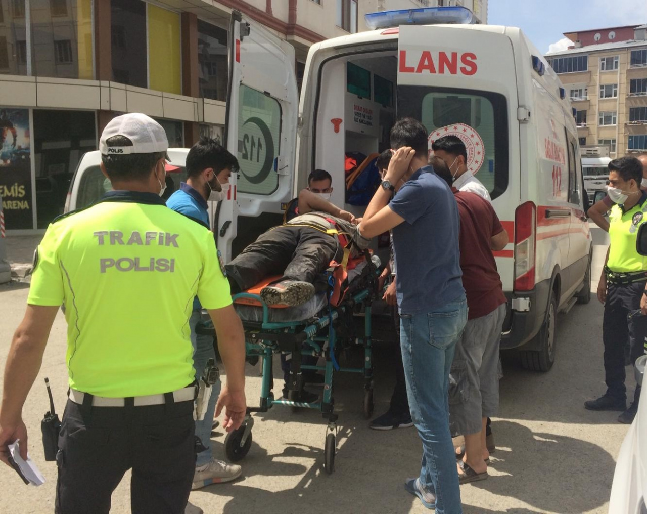 Iğdır�da bir sürücü çarptığı motosikletli yerde kıvranırken aracının