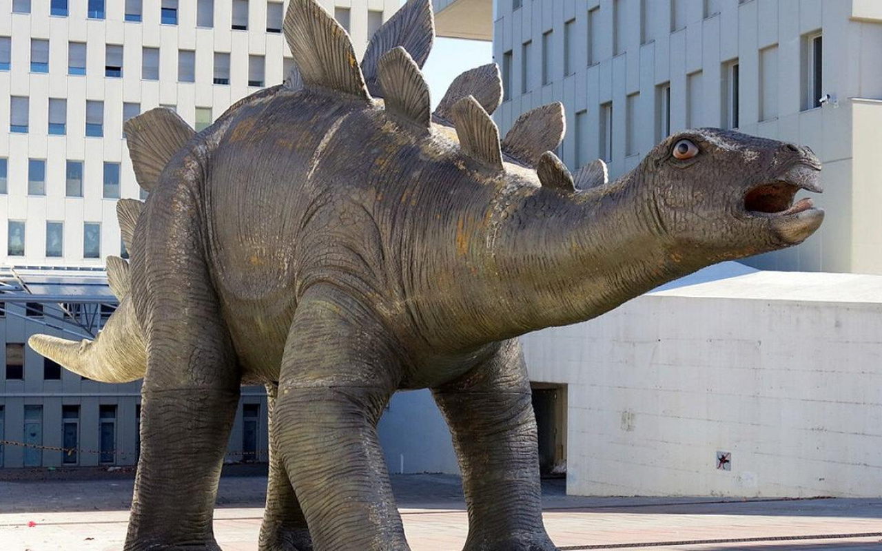 Dinozor heykelinden kötü koku gelince acı gerçek ortaya çıktı