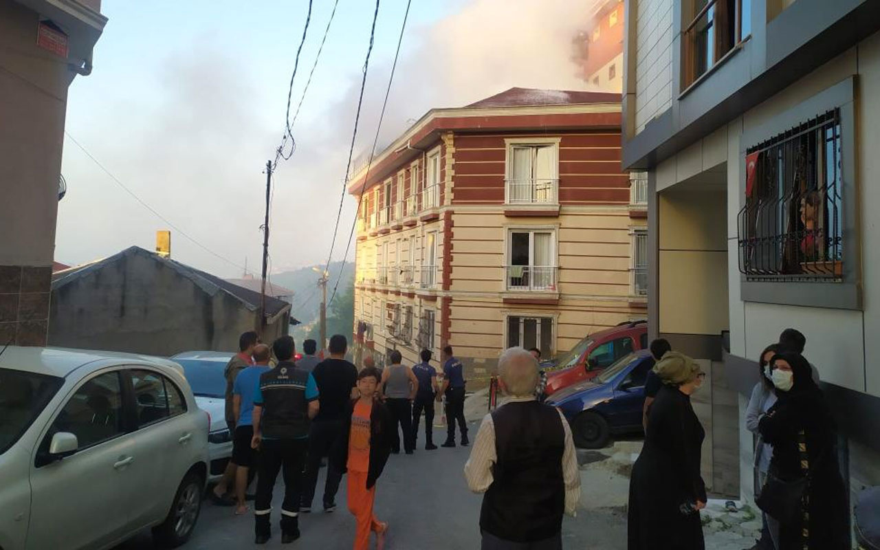 Eyüp'te 3 katlı binanın çatı katında yangın: Mahsur kalan vatandaşlar son anda kurtarıldı
