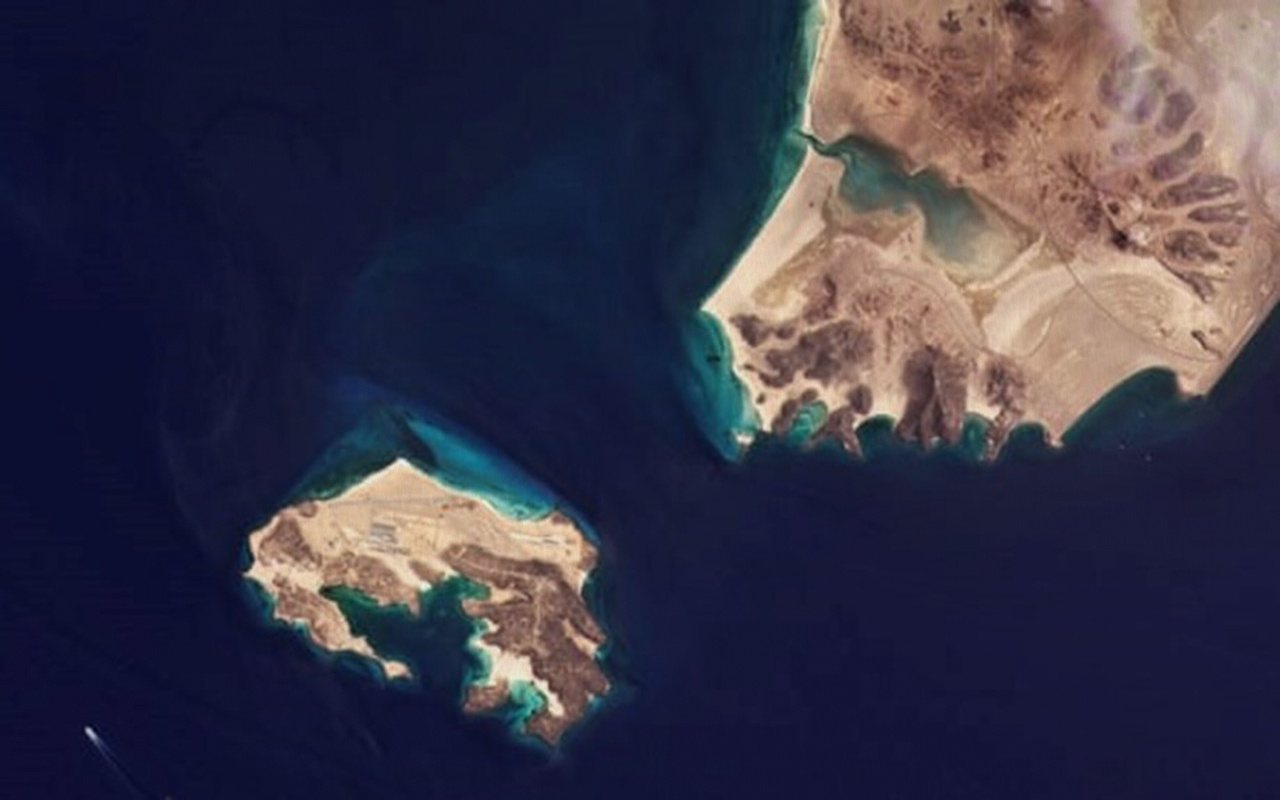 Yemen'deki volkanik adada inşa edilen gizemli hava üssü uydudan görüntülendi
