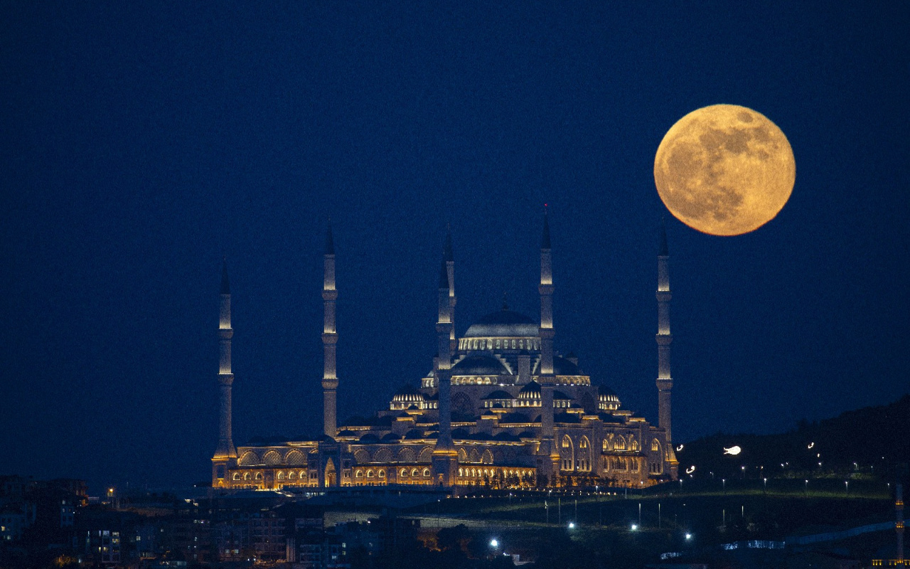Türkiye'den kartpostallık Süper Ay manzaraları